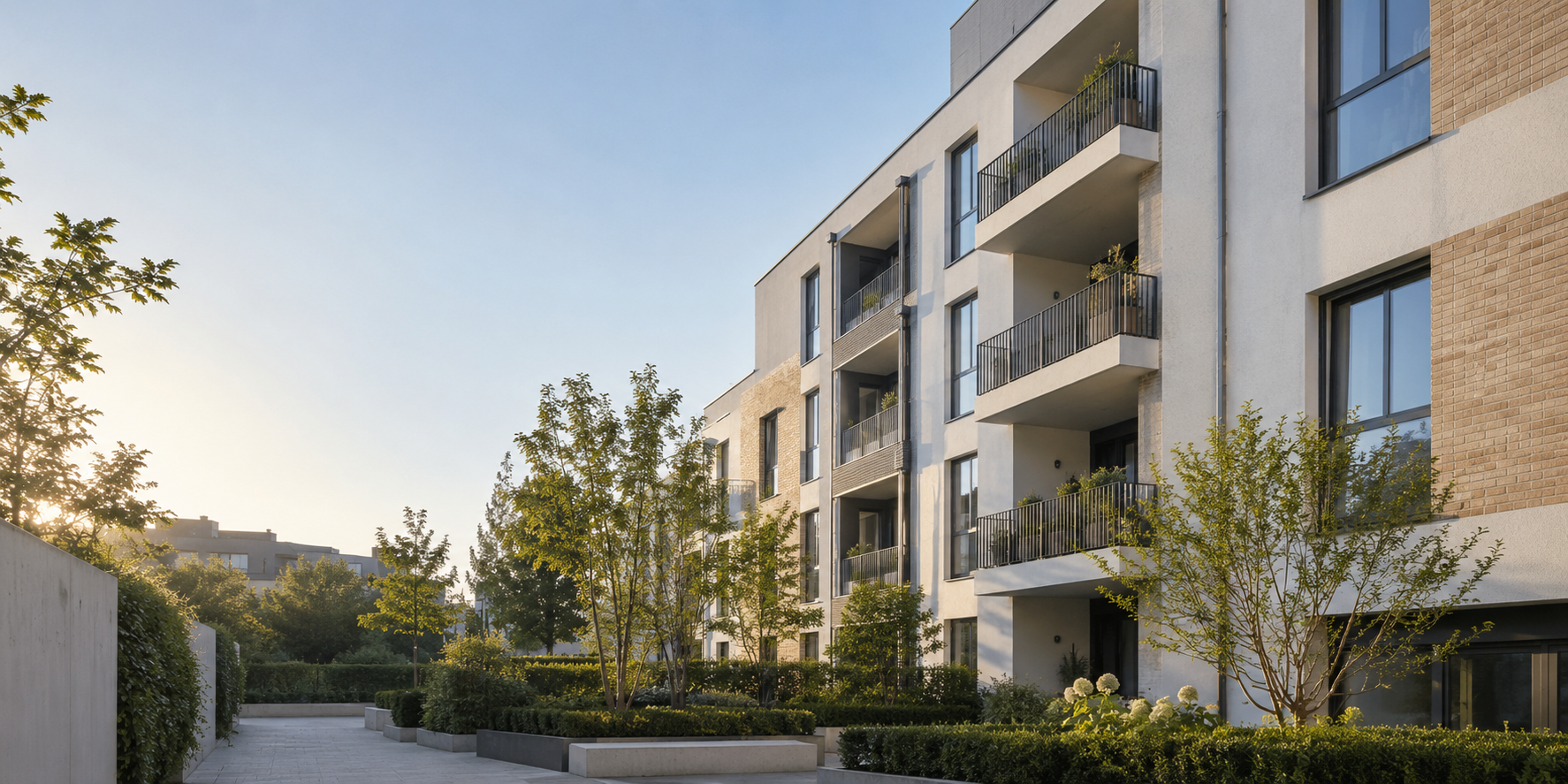 Gepflegte moderne Wohnanlage mit begrüntem Innenhof
